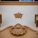 ...alcune delle quali sormontate da decori a conchiglia o a stella e da fini architravi